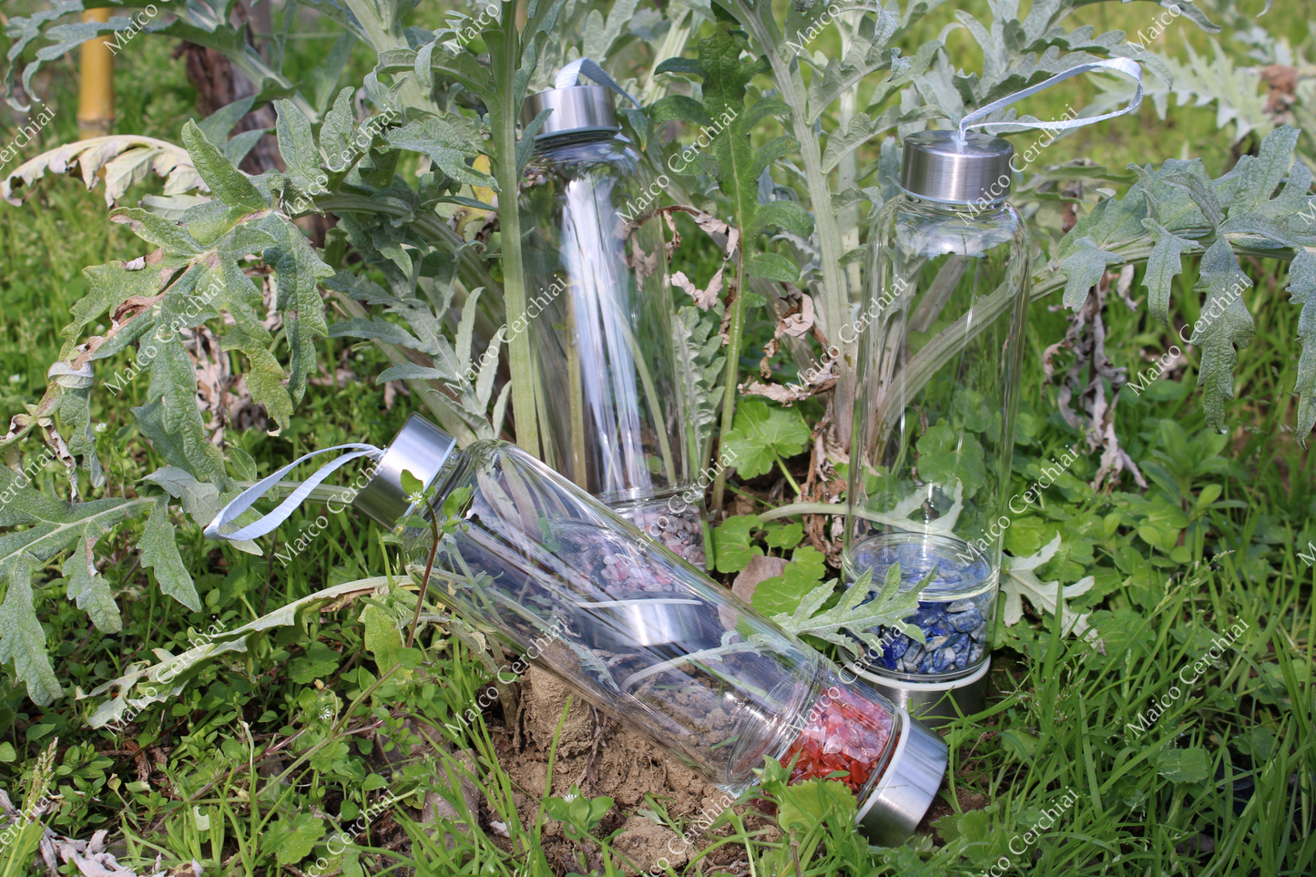 Bottiglia di vetro con cristalli per acqua informata